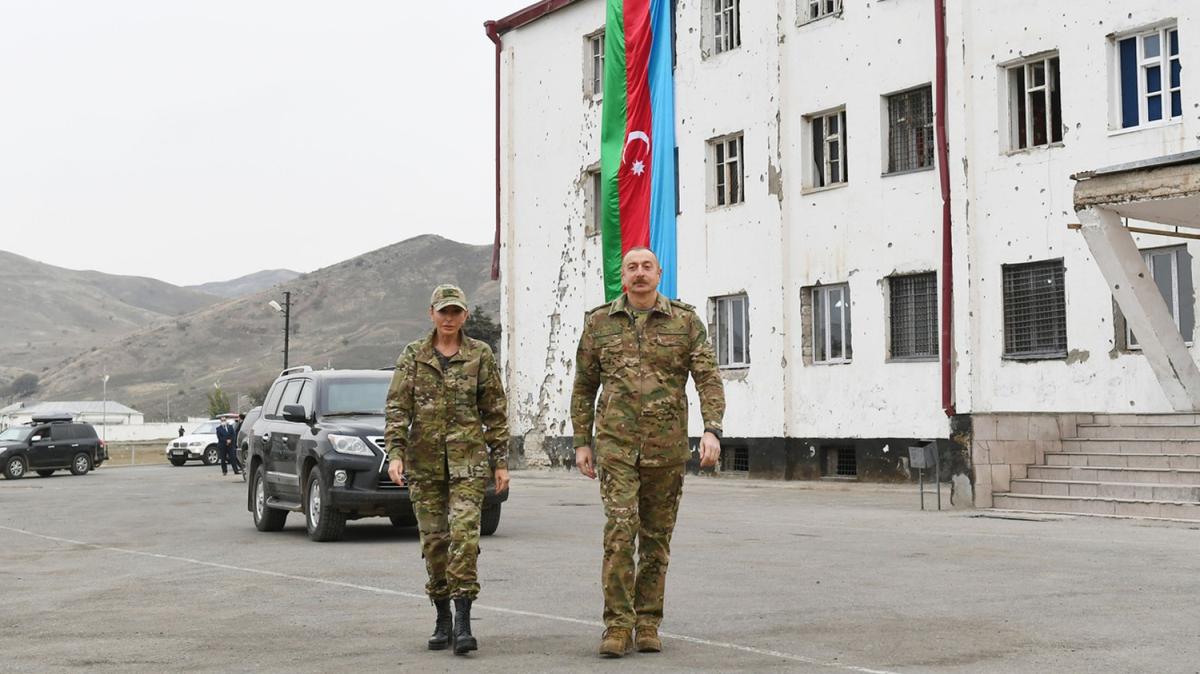 Tarihi anlar... Aliyev 27 yl sonra ilk kez ziyaret etti, Azerbaycan bayran gndere ekti