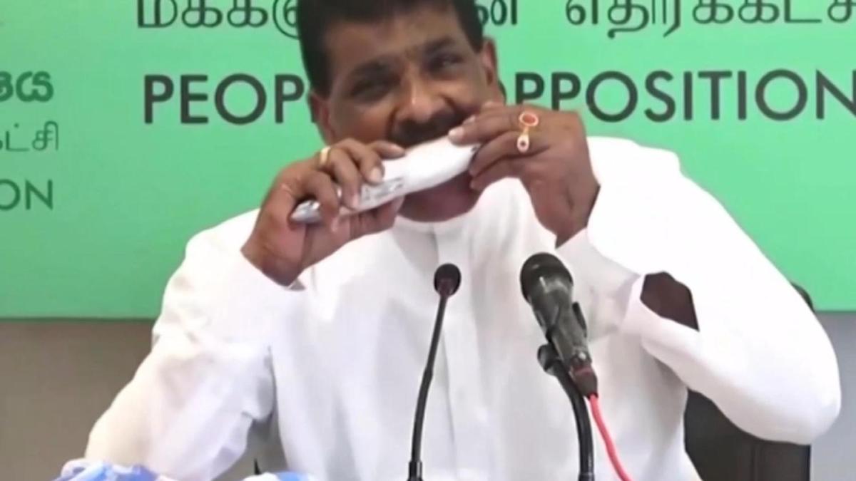 Sri Lanka'da eski bakan basn toplantsnda i balk yedi