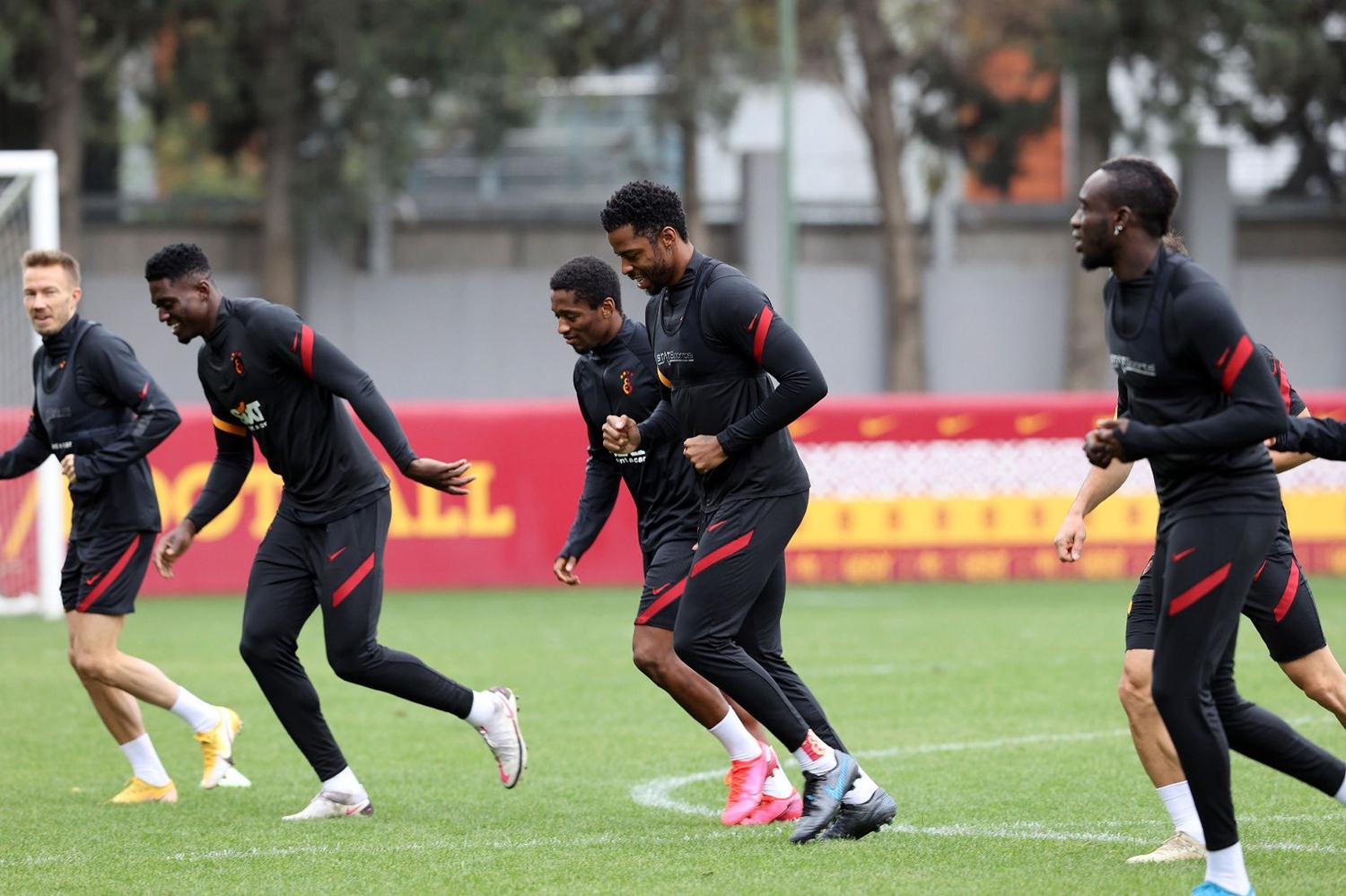 Galatasaray'da Feghouli tak�mla �al��t�