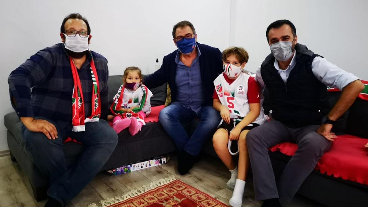 Karyaka Bakan'ndan, zmir depreminde Trkiye'ye umut olan Ayda Gezgin'e ziyaret