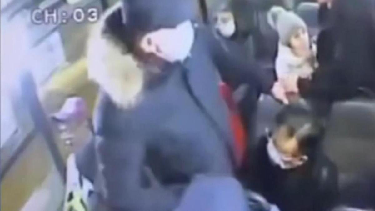 Korkun olay! Rusya'da maske uyars yapan yolcuyu baklayarak ldrdler