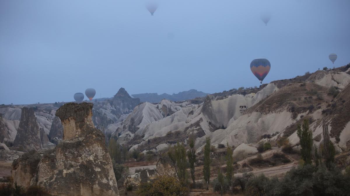 Sisle kaplanan vadiler arasnda ykselen balonlar esiz manzaralar oluturdu