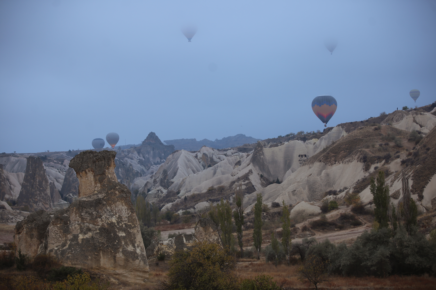 Sisle kaplanan vadiler aras�nda y�kselen balonlar e�siz manzaralar olu�turdu