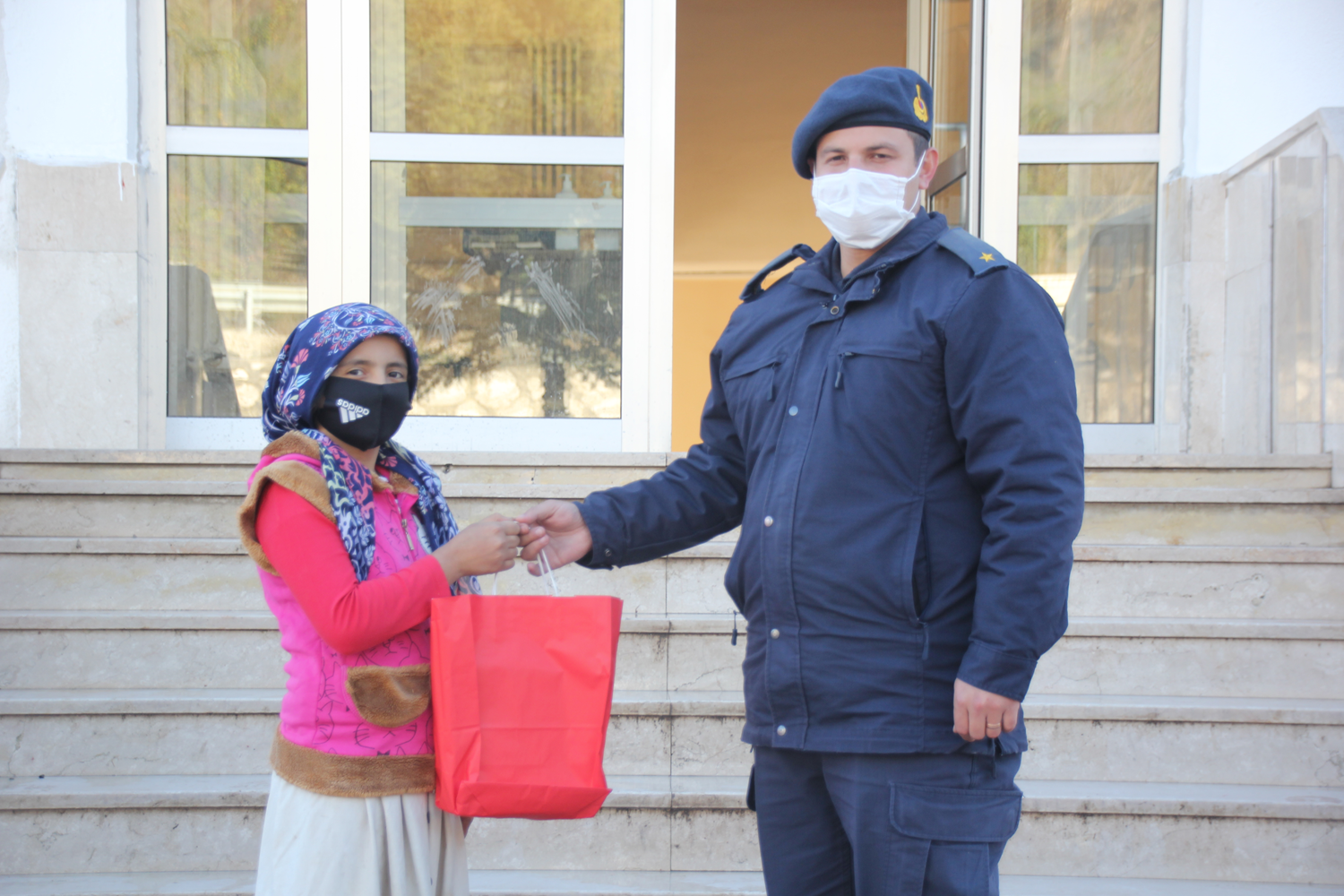 Uzaktan e�itim almak i�in tabletleri olmayan �ocuklar�n y�z�n� jandarma g�ld�rd�