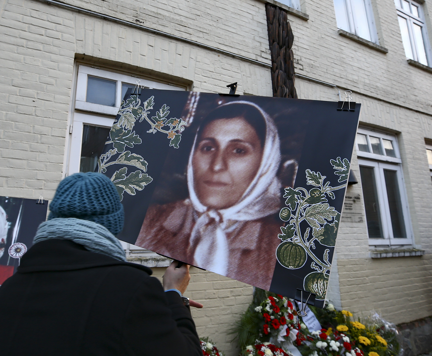 Almanya'da a��r� sa�c�lar taraf�ndan yak�larak �ld�r�lenler an�ld�