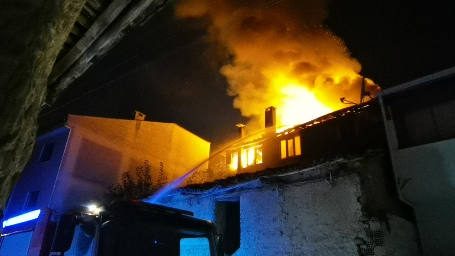 Apartmanda yang�n ��kt�, kad�n son anda kurtuldu