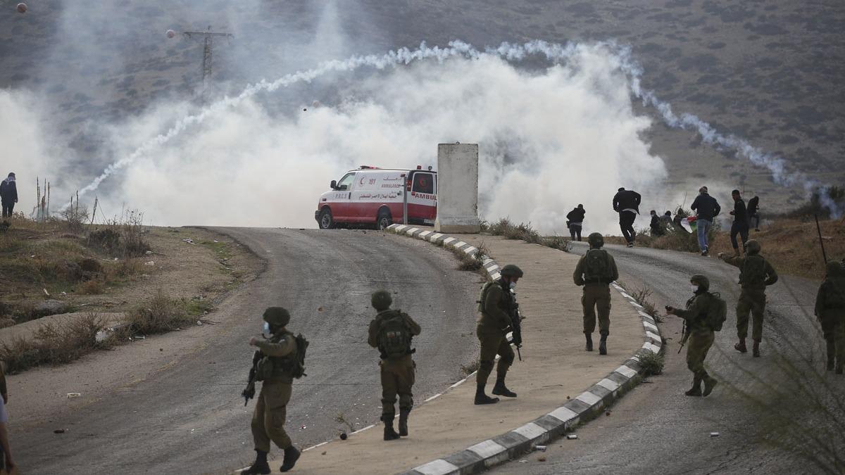 srail askerleri ambulansn iine girerek yaral Filistinliyi almaya alt