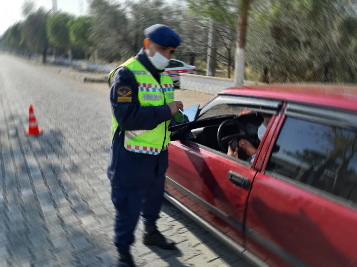 Karantinada olmalar� gerekirken trafikte yakaland�lar!