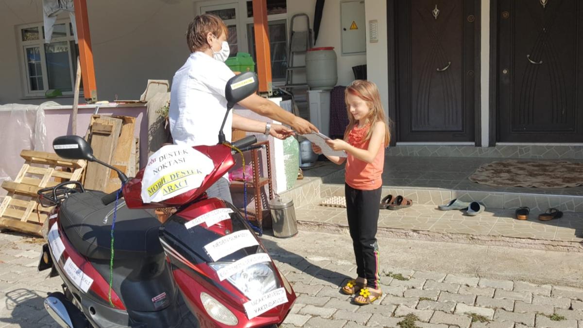 Nuray retmenin okula tahsis ettii motosiklet 'EBA Mobil Destek Arac' olarak kullanlyor