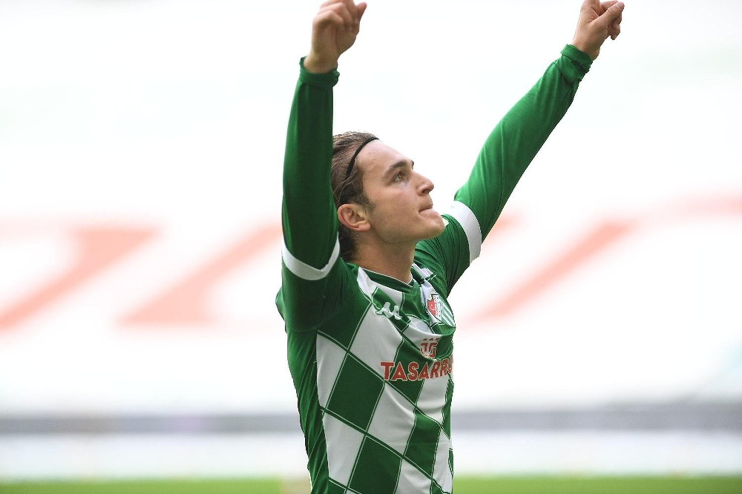 Gol krall���nda kap��an Ali Akman ve Marco Paixao kar�� kar��ya geliyor