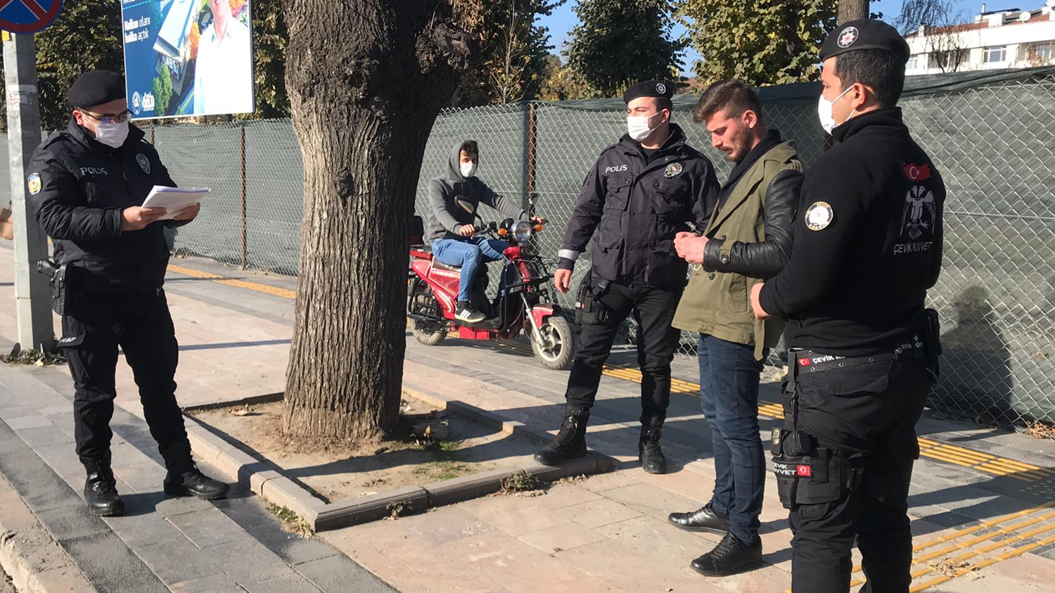 Karantina olmas� gerekiyordu, sokakta maskesiz yakaland�: KYK yurduna yerle�tirildi