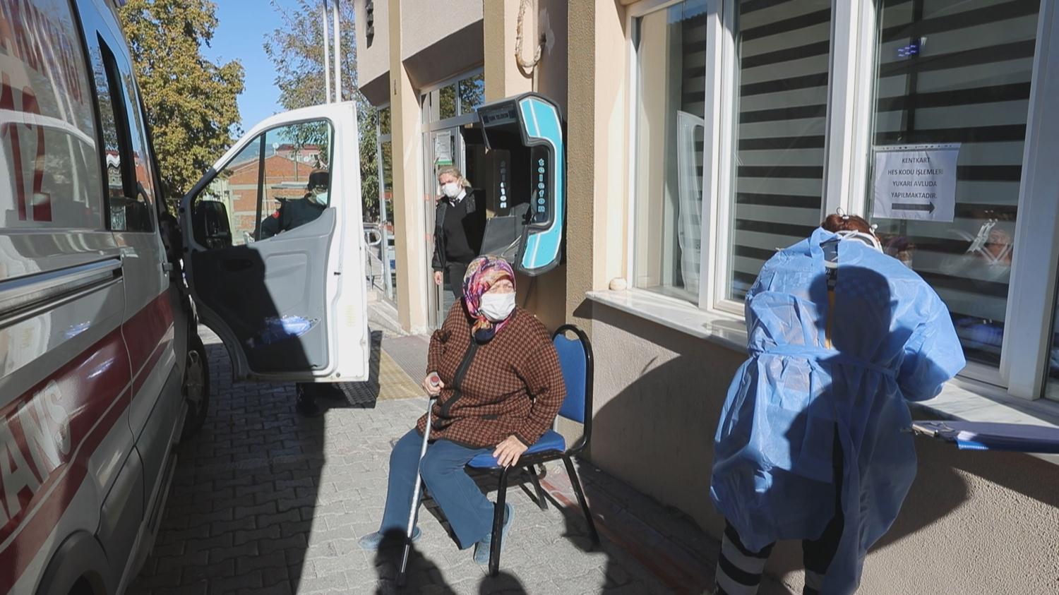 Koronavir�s karantinas�nda olmas� gerekiyordu, belediyede yakaland�