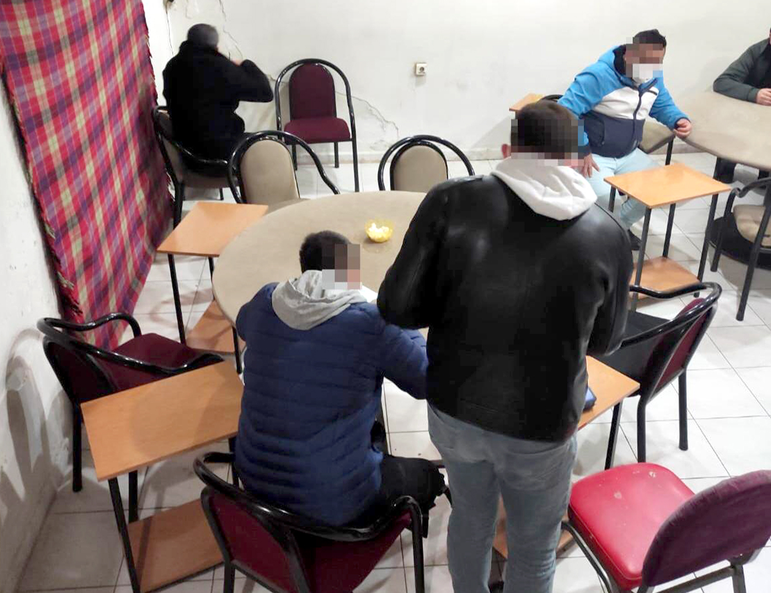 Koronavir�s k�s�tlamalar�na uymayan k�raathane sahibi ve 16 m��teriye toplam 9 bin 422 lira ceza