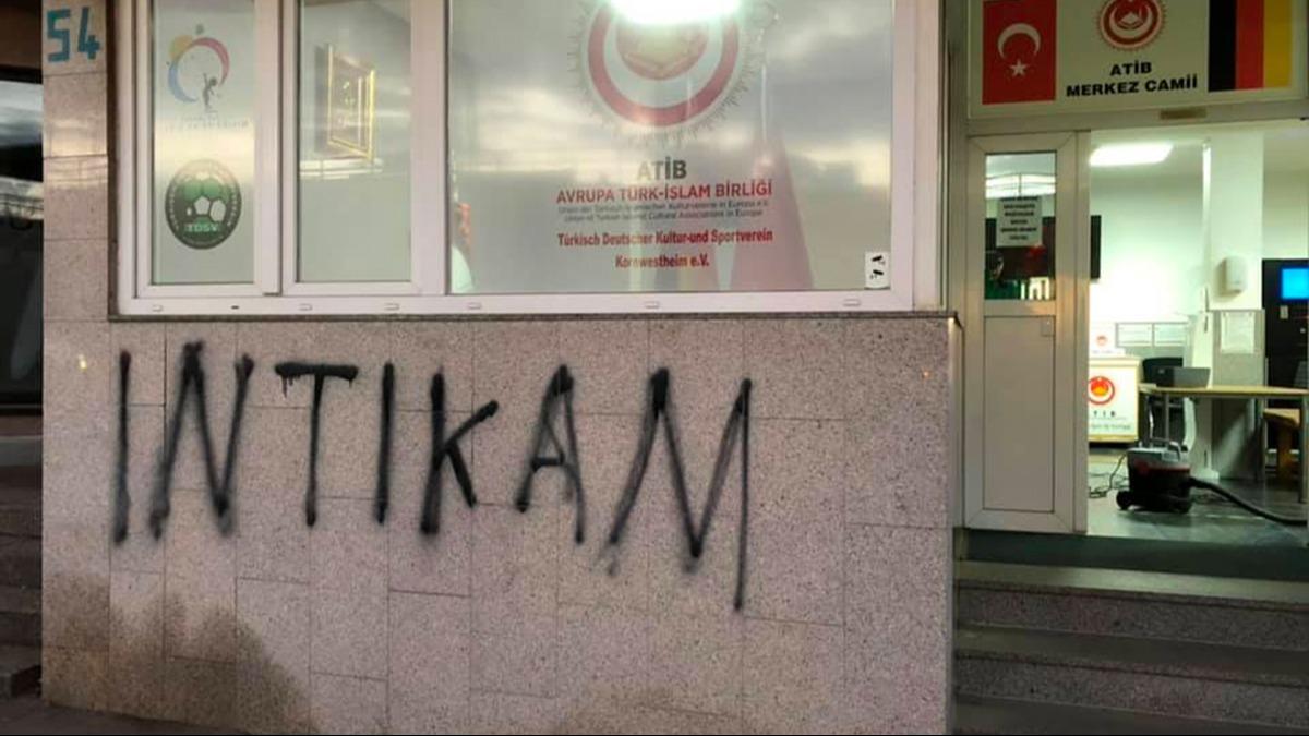 Almanya'da alak provokasyon! Caminin duvarna ''intikam'' yazdlar