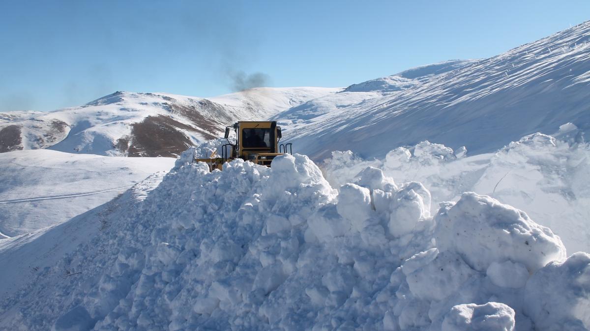 Bayburt'ta kar temizleme almalar devam ediyor