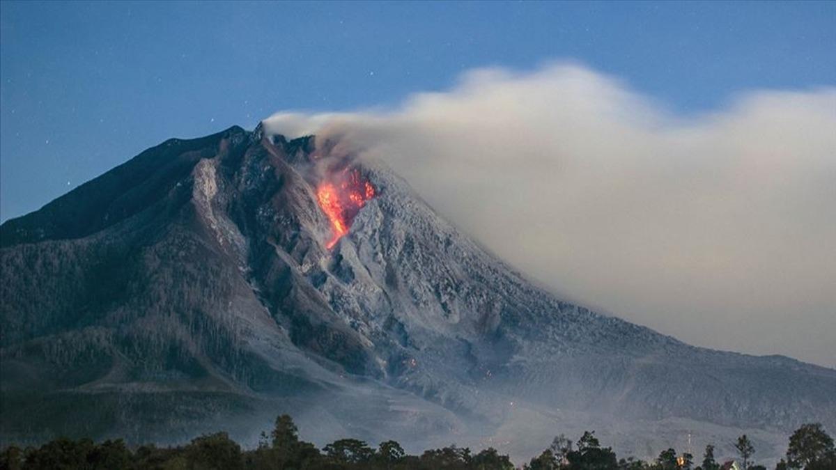 Endonezya'da yanarda patlamas