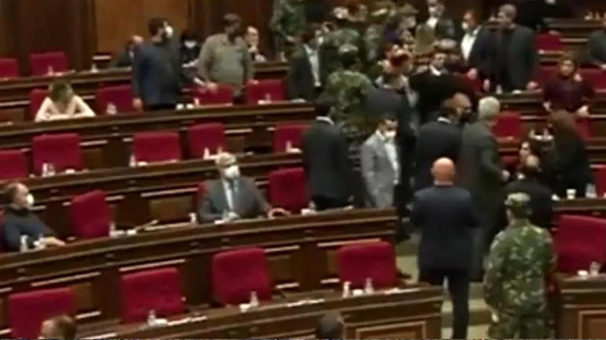 Ermenistan Meclisi kart! Birbirlerine girdiler