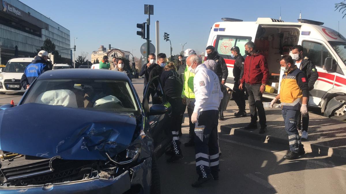 Yrekleri aza getiren kaza! Kuvzdeki bebei hastaneye nakleden ambulans kaza yapt