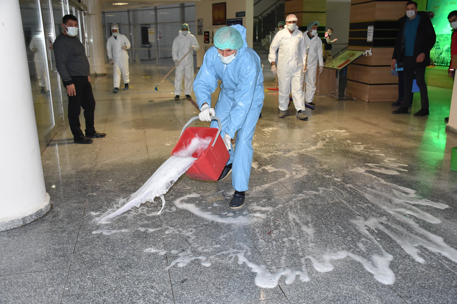 Koronavir�sle m�cadelenin g�r�lmeyen kahramanlar�: Hastanelerin temizlik g�revlileri