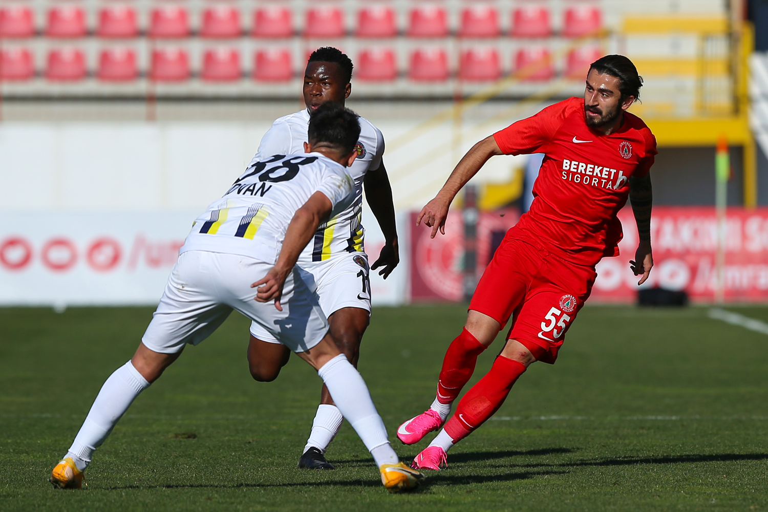 Menemenspor, �mraniyespor'u Tidjani ile devirdi