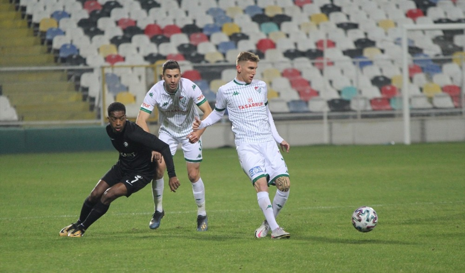 Bursaspor'da Burak Kapacak formdan d��t�