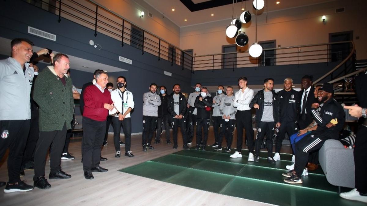 Ahmet Nur ebi derbi sonras Beikta oyuncularn tebrik etti