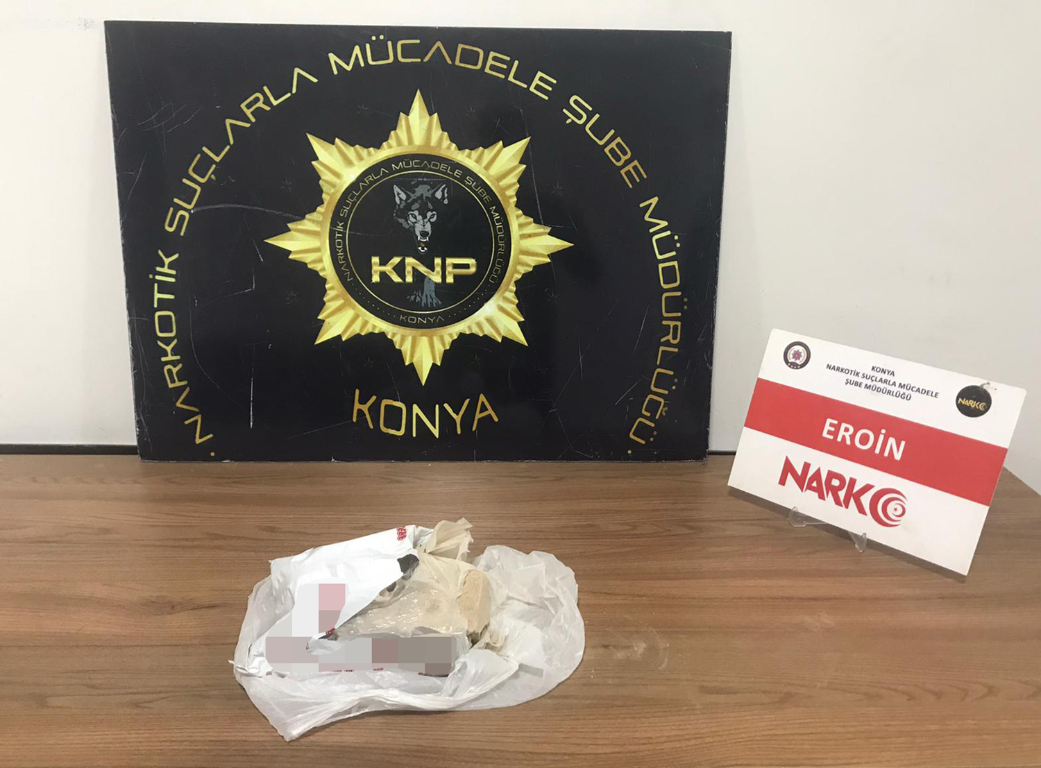 Kadir �eker'in kurtarmak istedi�i kad�n�n arac�ndan ��kanlar polisleri �a�k�na �evirdi