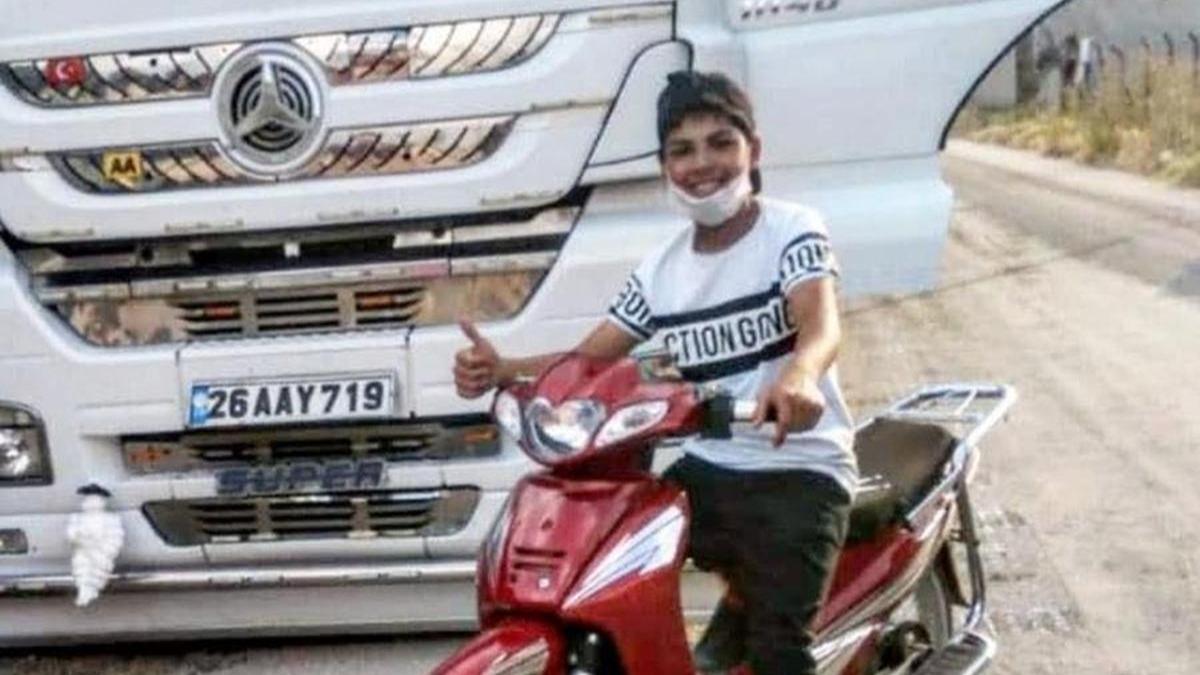 Kamyonun arpt 14 yandaki motosiklet srcs hayatn kaybetti