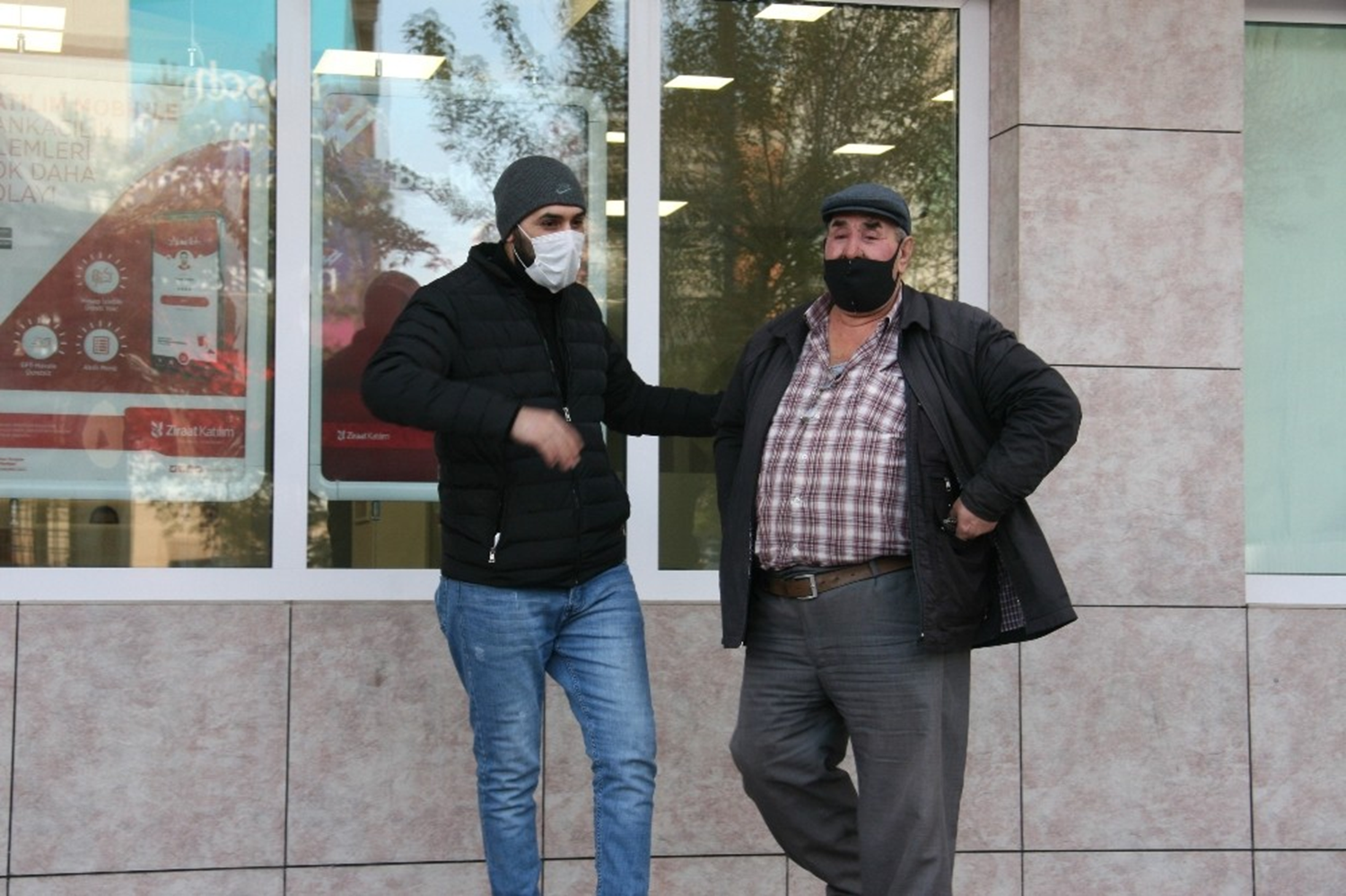 Koronavir�s hastas� adam bankaya girmek isterken yap�lan HES kodu sorgusunda yakaland�