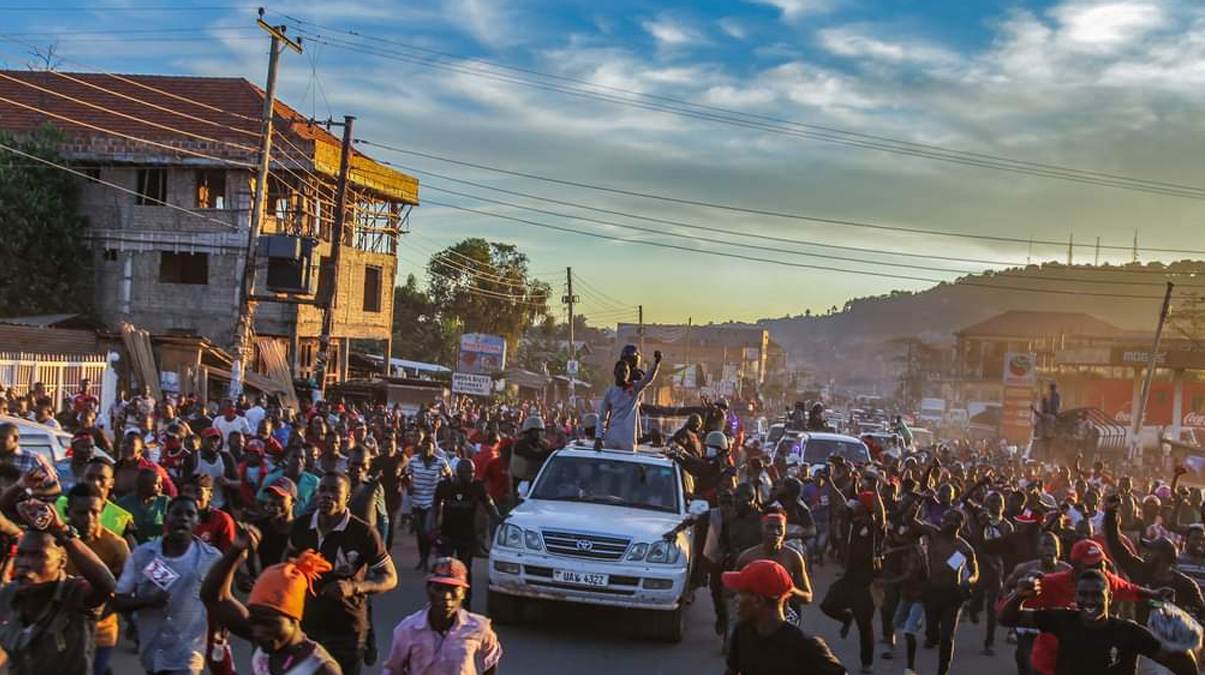 Uganda'da devlet ba�kan� aday� vuruldu