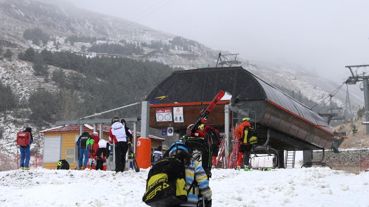 Yerli ve yabanc turistlerin kar altnda kayak heyecan