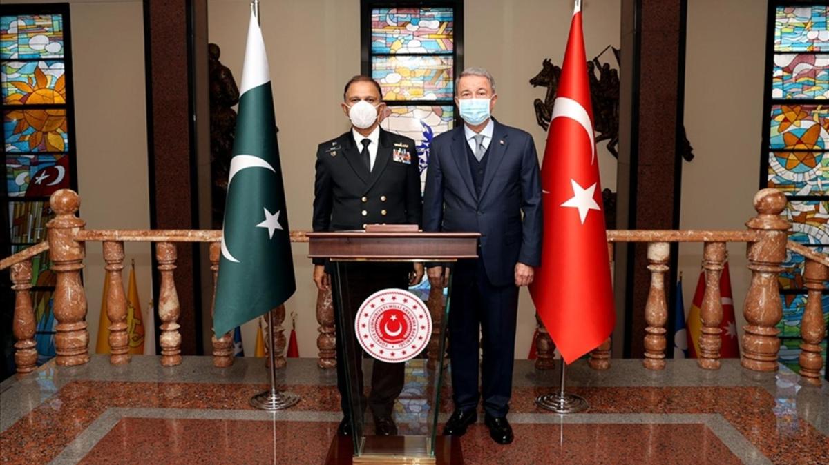 Bakan Akar, Pakistan Deniz Kuvvetleri Komutan'n kabul etti 