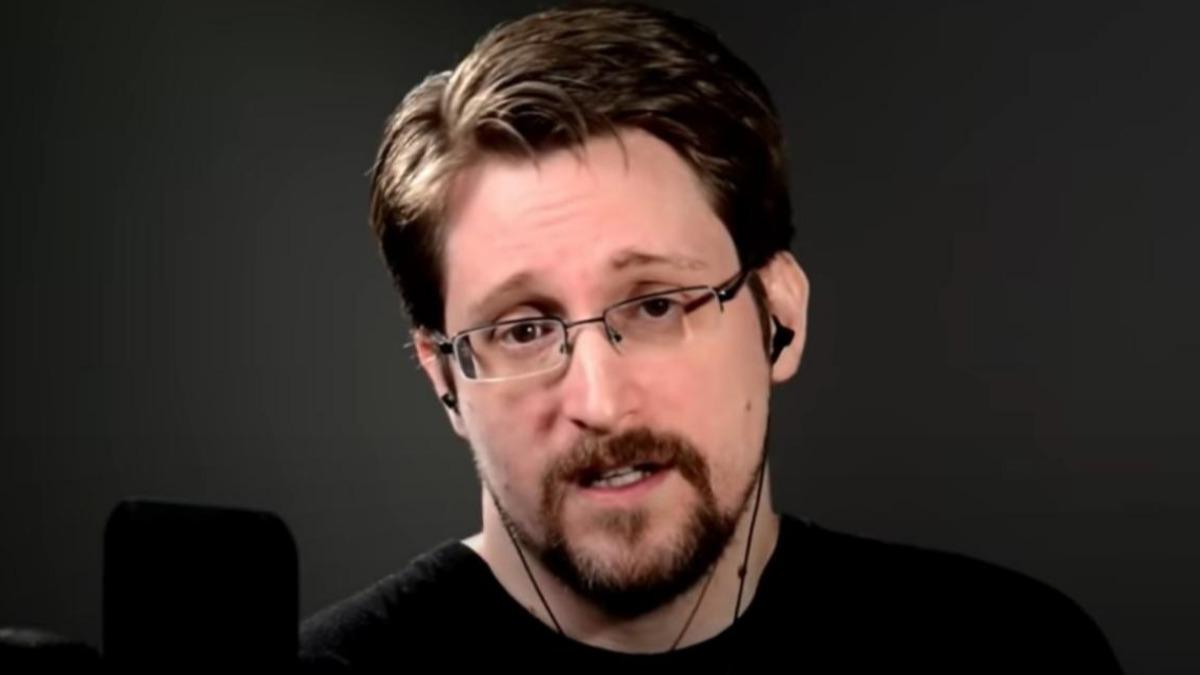 Eski CIA Ajan Edward Snowden Rus vatanda oluyor