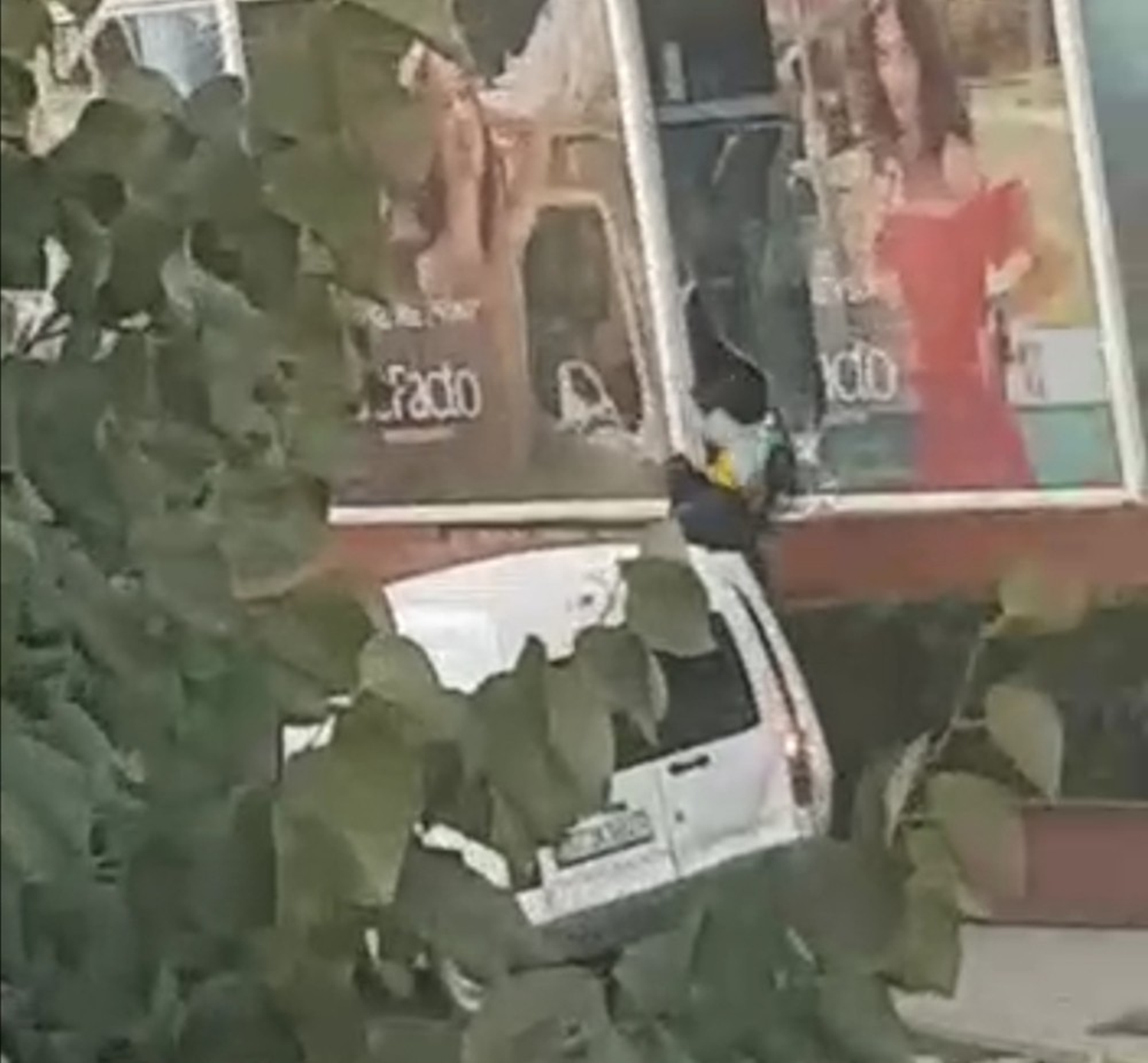 G�peg�nd�z AVM'deki ma�azan�n cam�n�n k�r�p soygun yapt�lar