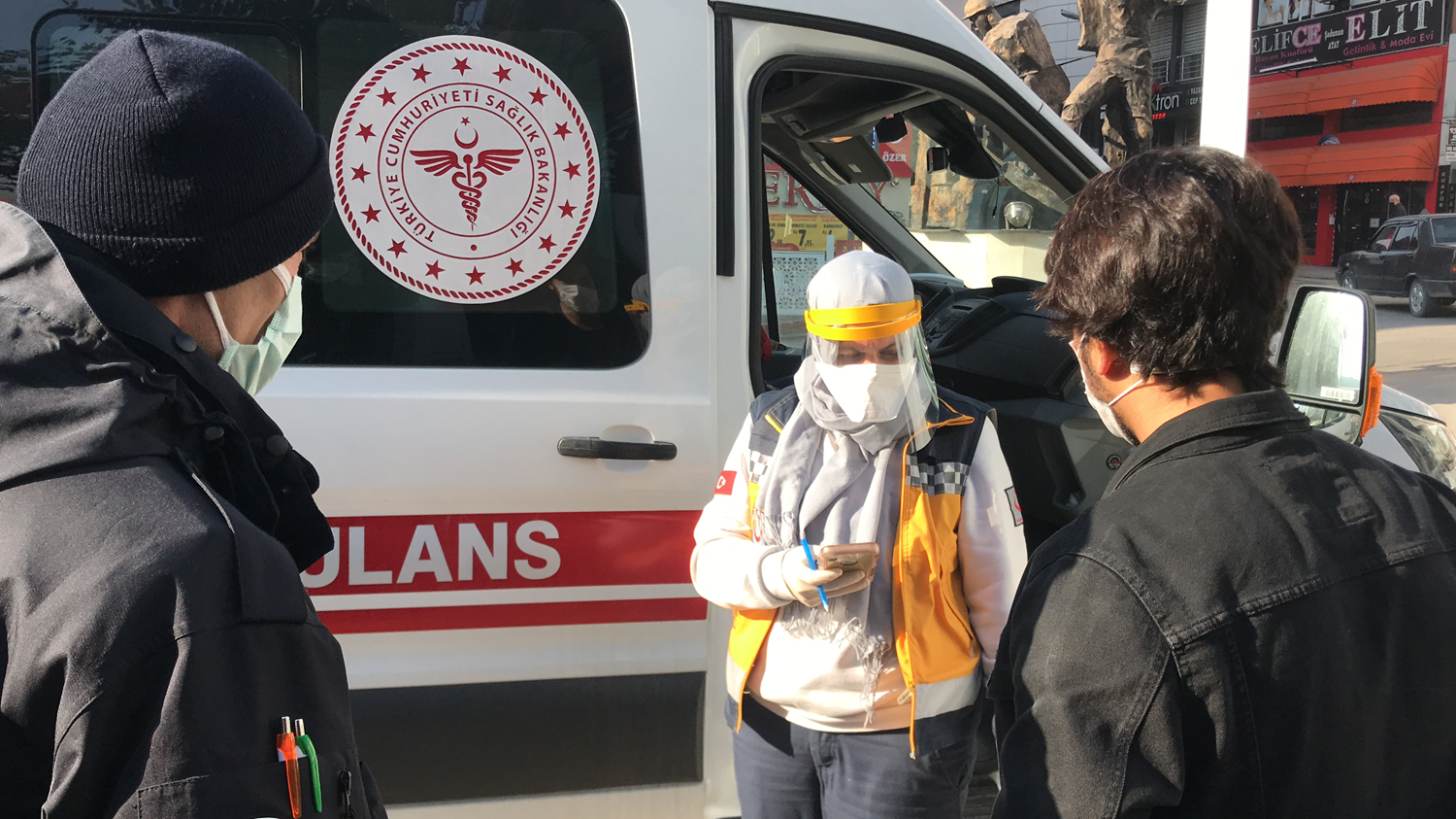 Koronavir�s karantinas�n� ihlal eden yabanc� uyruklu, AVM giri�inde yakaland�