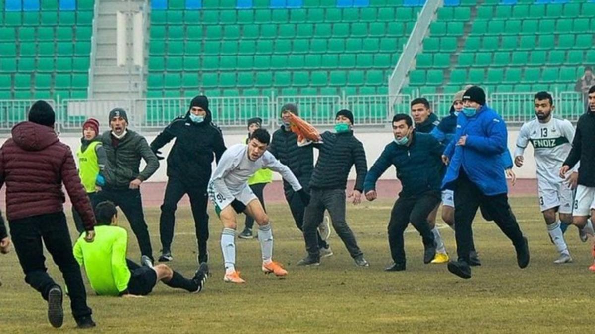 zbekistan'da hakem cann zor kurtard! Futbolcudan  uan tekme, taraftardan lin giriimi