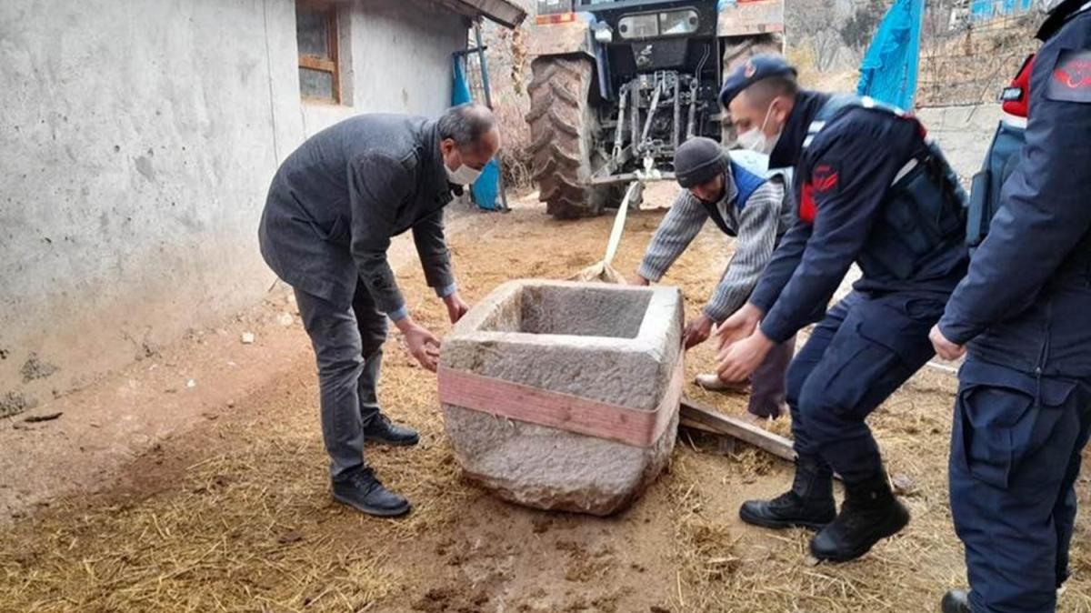 Tarlasnda bulduu ta vaftiz teknesini internetten sata kard, jandarmaya yakaland