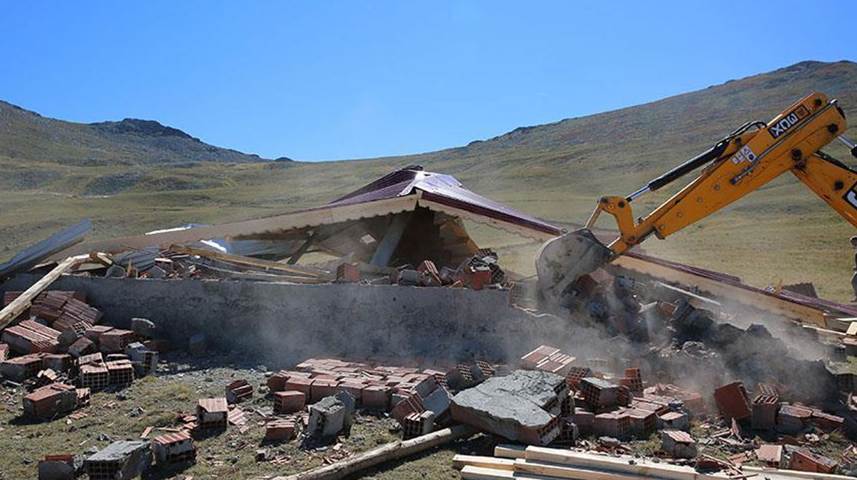 Yayla i�galcileri y�k�mlar� engelleyemedi
