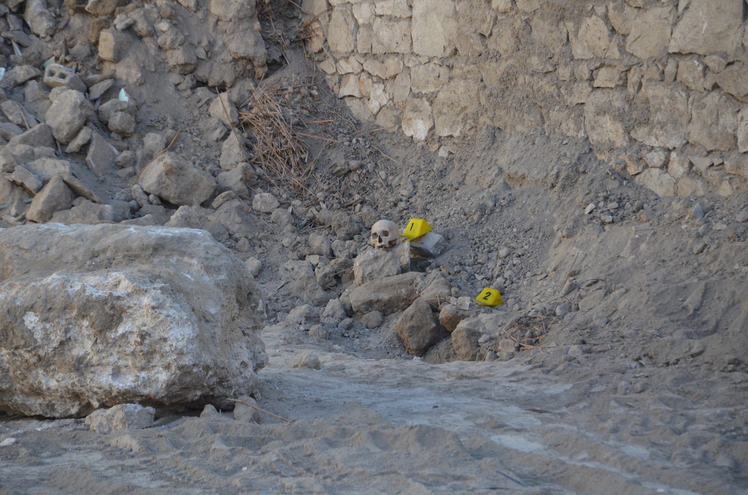 Y�k�lan metruk binada kafatas� ve kemik par�alar� bulundu: Polis alarma ge�ti