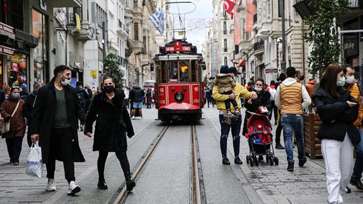 �stiklal Caddesi'nde 7000 ki�i kural� resmen ba�lad�!