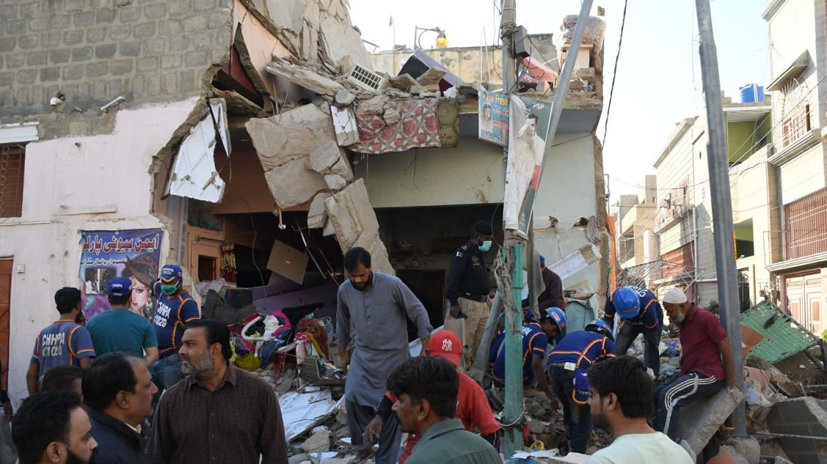 Pakistan'da bombal saldr: 2 katl bina yerle bir oldu