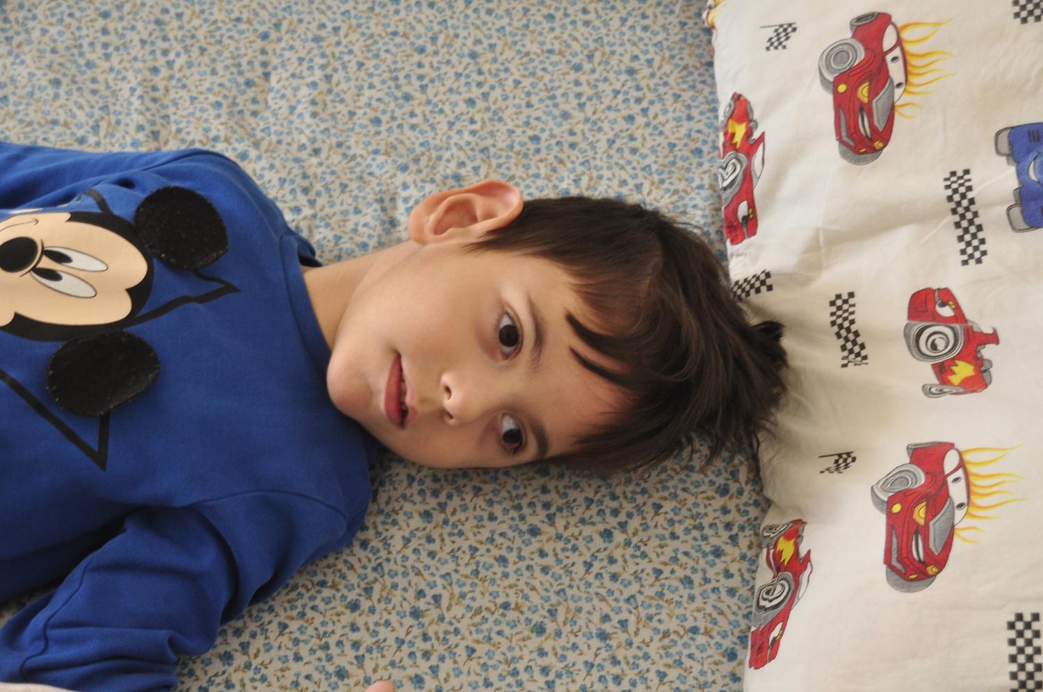 Evlerini arabalar�n� satt�lar, 5 ya��ndaki o�ullar�n hastal���na �are bulamad�lar