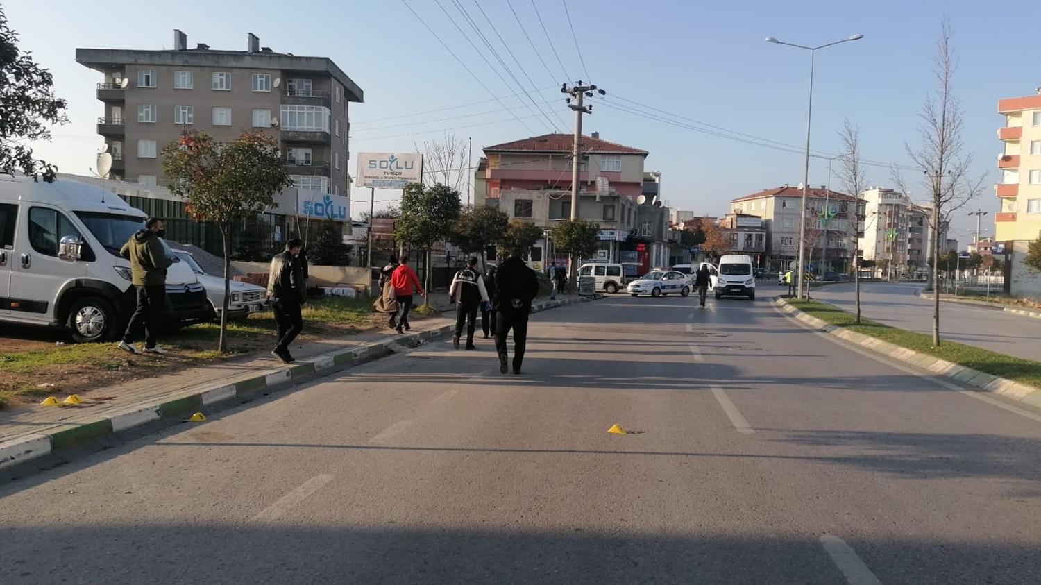 Bo�anma a�amas�ndaki e�i ve �ocuklar�n� g�rmeye gelen adam� kay�npederi �ld�rd�