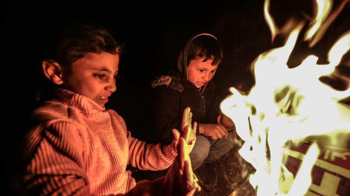 Her eylerini geride braktlar... dlibli baba ocuklarn uyutabilmek iin geceleri karton yakyor