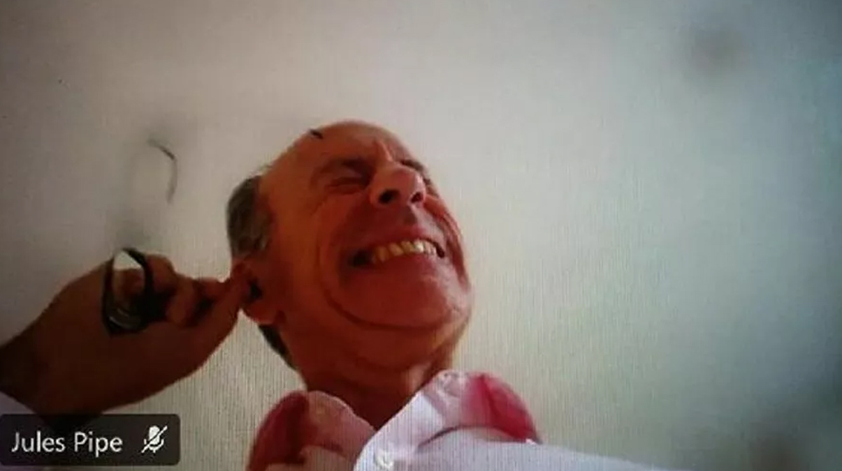 ��ren� olay! Canl� yay�nda oldu�unu unuttu, kula��ndan pislik ��kar�p yedi