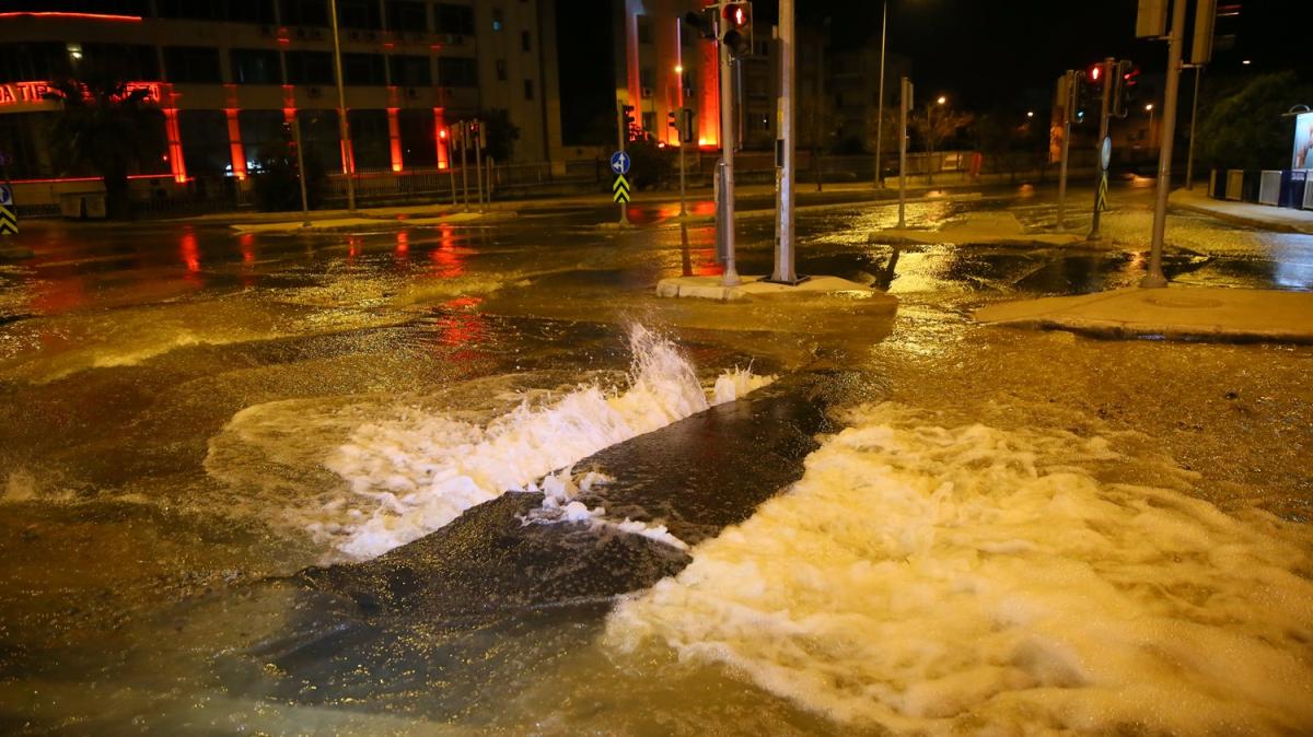 Su borusu patlad, zmir'de yollar gle dnd