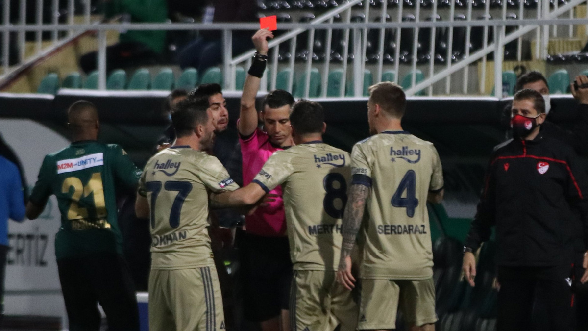 Fenerbah�e'de Serdar Aziz k�rm�z� kart g�rd�