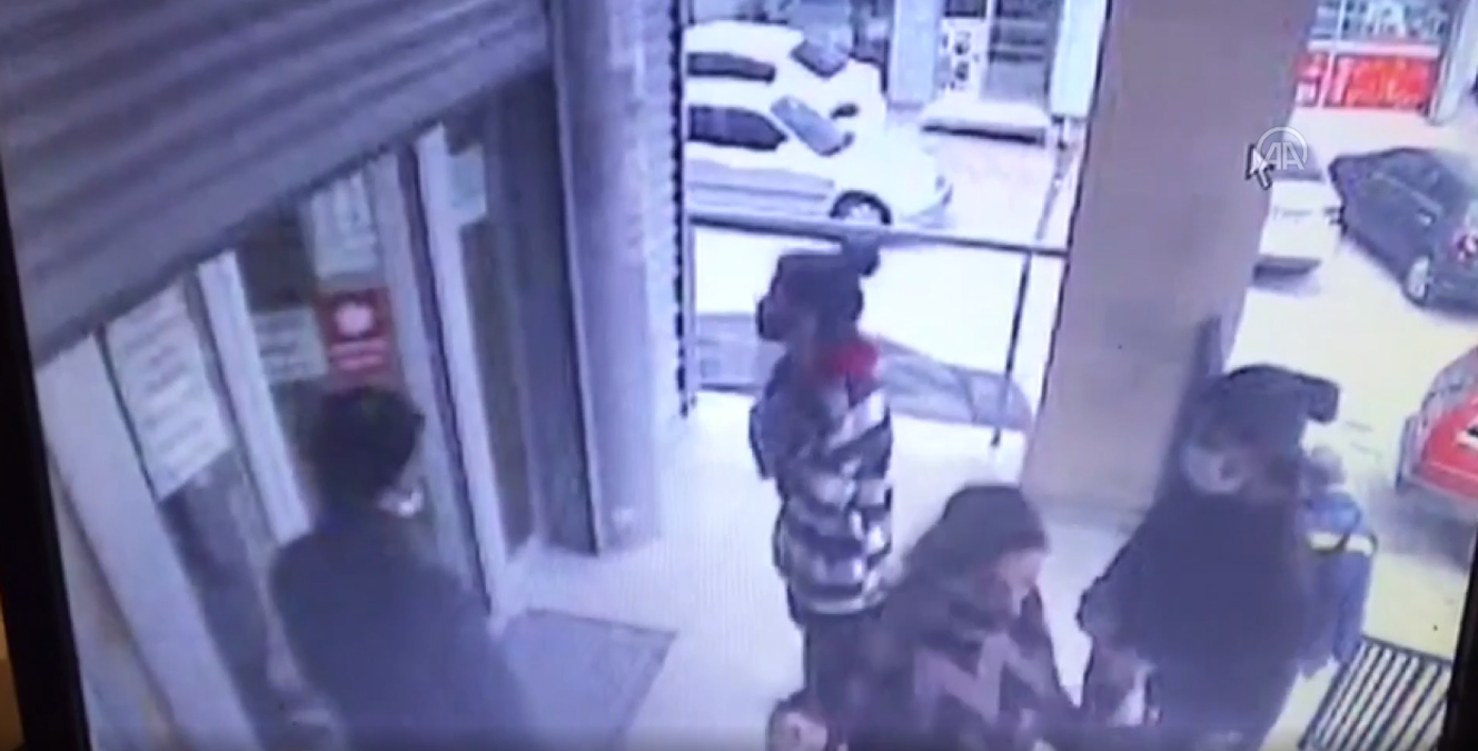 Esenyurt'ta PTT �al��anlar�na ta�l� sald�r�! ��pheliler aran�yor