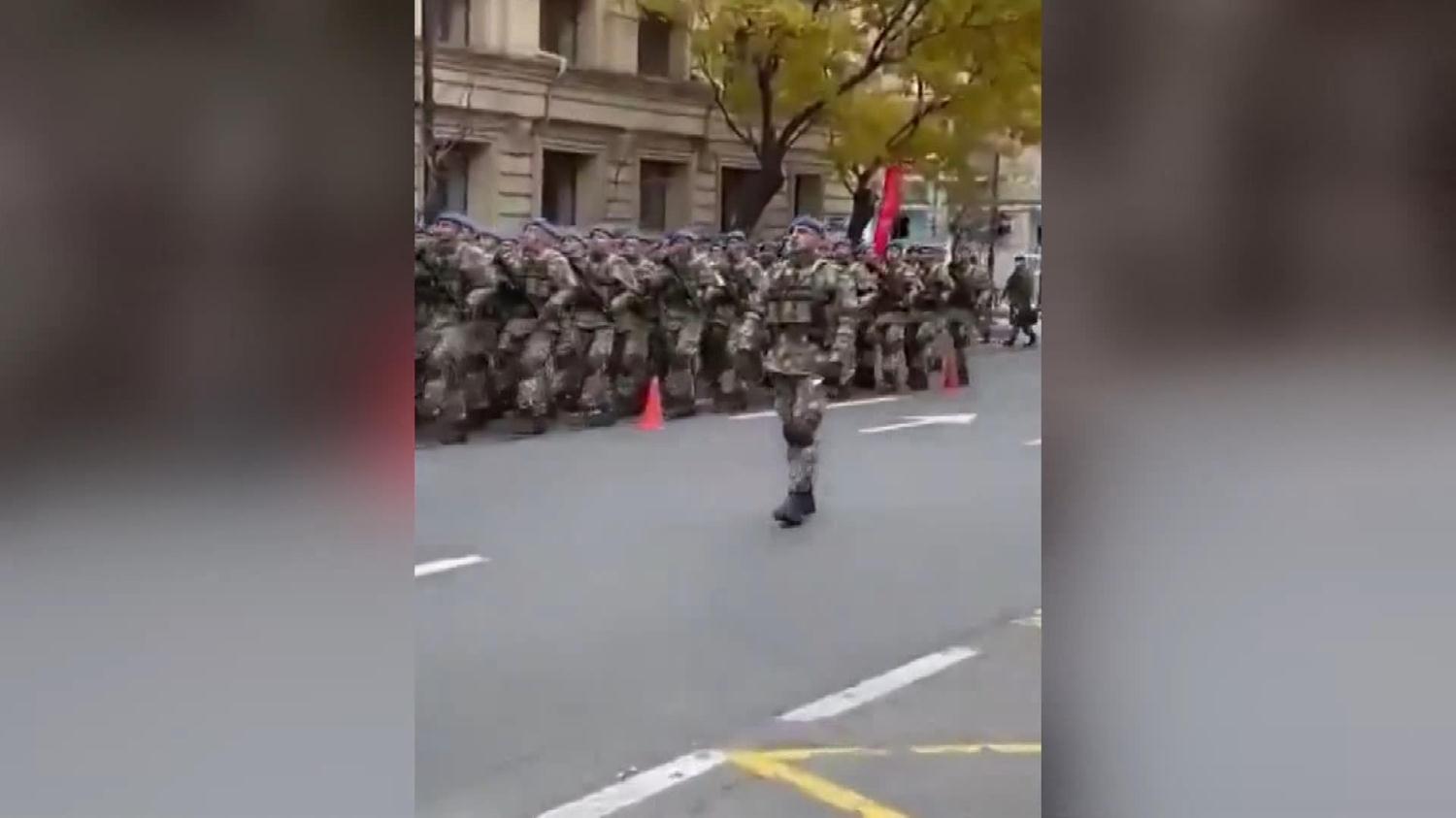 Kahraman Mehmet�ik, Bak� sokaklar�n� s�yledi�i mar�larla inletti