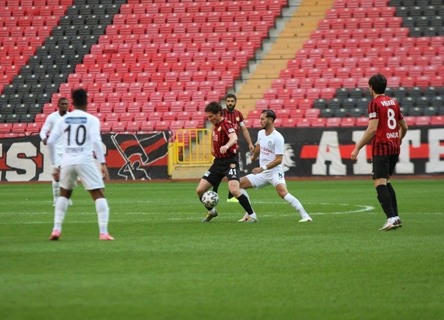 Tuzlaspor Eski�ehirspor'u deplasmanda devirdi